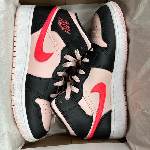 Big kids Nike high tops - Picture 2 of 5